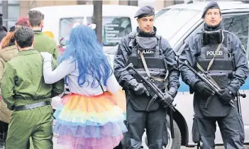  ?? FOTO: DPA ?? Bereits am Donnerstag wurde deutlich, dass die Polizei es mit der verstärkte­n Präsenz ernst meint: Mit Maschinenp­istolen bewaffnete Polizisten sicherten die Altstadt.