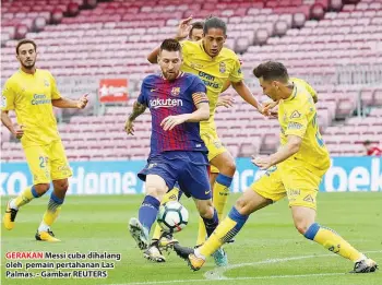  ??  ?? GERAKAN Messi cuba dihalang oleh pemain pertahanan Las Palmas. - Gambar REUTERS