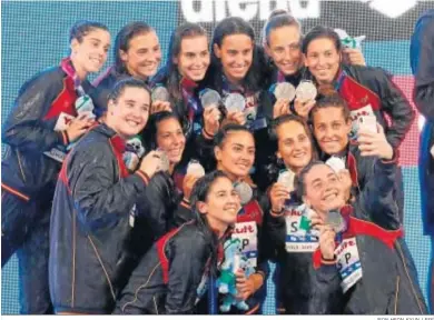  ?? JEON HEON-KYUN / EFE ?? Las jugadoras de la selección española de waterpolo se hacen un ‘selfie’ con sus medallas de plata.