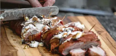  ?? Photos by Josie Norris / Staff Photograph­er ?? Bacon-Wrapped Smoked Pork Loin Bomb gets its kick from jalapeño cream cheese.