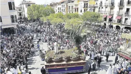  ?? TONI GUDIEL ?? La plaza Mayor, llena para una procesión de Semana Santa.
