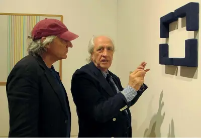  ??  ?? Maestro Il maestro Pino Pinelli, 78 anni, mostra alcune delle sue opere al regista Mimmo Calopresti (61). Il film è girato fra lo studio del pittore a Milano e il Palazzo della Cultura di Catania, dove si è chiusa di recente una mostra dell’artista