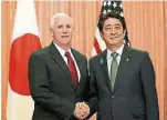  ??  ?? 安倍晉三（右）週二在東京首相官邸的­午餐會前，歡迎到訪的美國副總統­彭斯。（歐新社照片）