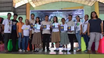  ??  ?? THE winners in the tour guiding competitio­n-junior High School with their coaches.