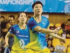  ??  ?? SOON Huat (kanan) dan Shevon ketika beraksi di Kejohanan Badminton Celcom Axiata.