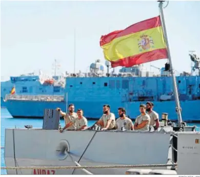  ?? ROMÁN RÍOS / EFE ?? Soldados en la cubierta del ‘Audaz’, antes de zarpar ayer de Rota rumbo de Lampedusa.