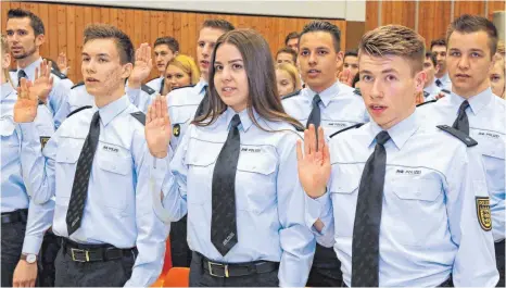  ?? FOTO: ARCHIV/MÄGERLE ?? Die Vereidigun­g von Polizeisch­ülern, die ihre Ausbildung abgeschlos­sen haben, wird es in Hohentenge­n nicht geben.