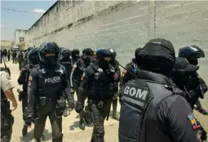  ?? AFP ?? Agentes de la Policía Nacional de Ecuador participar­on anteayer en un operativo en la prisión de Guayas 1, en Guayaquil.