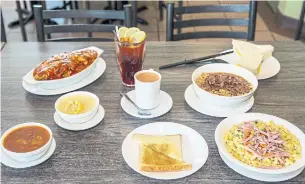  ?? NICK KOZAK PHOTOS FOR THE TORONTO STAR ?? Typical dishes at Big Ming’s Restaurant include a baked chicken casserole smothered in a cheesy tomato sauce, satay beef with instant noodles and macaroni soup with diced ham.