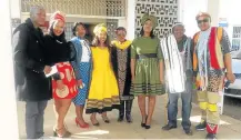  ?? Picture: ZIYANDA ZWENI ?? SHARING KNOWLEDGE: Pupils from Zingisa High school in Mthatha celebrated their different cultures at their school last week.