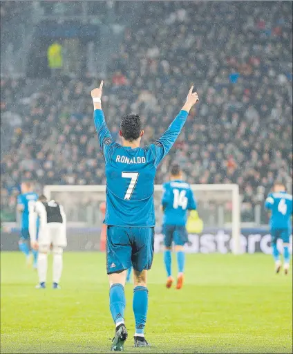  ?? FOTO: J.A. SIRVENT ?? El gran protagonis­ta de la noche fue Cristiano Ronaldo, aplaudido por el público de la Juventus, ejemplar ayer