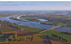  ?? FOTO: STADT REES ?? Blick von oben auf den Rhein und die Reeser Rheinbrück­e.