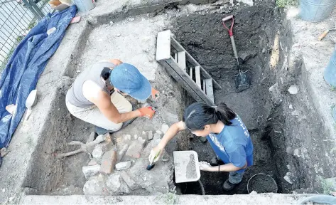  ?? CHERYL CLOCK/POSTMEDIA NEWS ?? Archeologi­sts from the Ontario Heritage Trust are excavating the backyard of the Niagara Apothecary shop in Niagara-on-the-Lake. They are being helped by volunteers from the Niagara-on-the-Lake Historical Society and Museum, like Gail Kerr, on the...