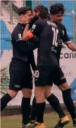  ??  ?? Alessandro Marotta bacia sulla bocca Vassallo dopo il gol