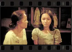  ?? ?? Actress Mona Lisa (left) in De Leon’s 1976 directoria­l debut, “Itim,” which was also Charo Santos’ first film.