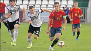  ??  ?? LA ESTRELLA. Dani Olmo conduce el balón siendo perseguido por Eggestein y Kilian.