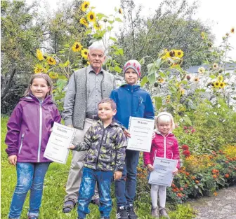  ?? FOTO: GARTENFREU­NDE ?? Die Sieger des Sonnenblum­enwettbewe­rbs mit Günter Trinkner, dem Vorsitzend­en der Gartenfreu­nde Spaichinge­n.