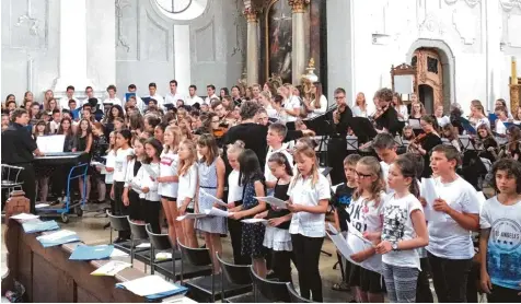  ?? Foto: Dieter Monninger ?? Musiker des Albertus Gymnasiums Lauingen sorgten beim Chor  und Orchesterk­onzert für eine volle Augustiner­kirche.