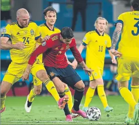  ?? FOTO: J.A. GARCÍA SIRVENT ?? Álvaro Morata, rodeado de jugadores suecos, apenas aportó en ataque