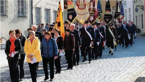  ?? Fotos: Günter Eireiner ?? Der Umzug der Vereine durch die Wemdinger Altstadt gehörte zu den Höhepunkte­n im Spitalvier­telfest.