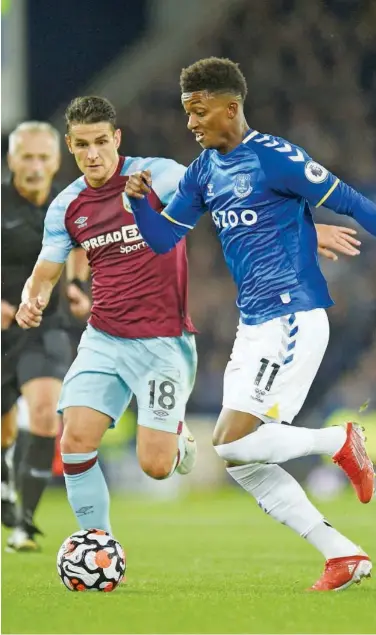  ?? Agence France-presse ?? Everton’s Demarai Gray (right) vies for the ball with Burnley’s Ashley Westwood during their English Premier League match in Liverpool on Monday.