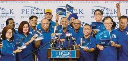  ?? PIC BY MUHAIZAN YAHYA ?? Perak Barisan Nasional chairman Datuk Seri Dr Zambry Abd Kadir (centre) with the state party manifesto booklet at its launch in Ipoh yesterday.