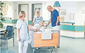  ?? FOTO: FUNSOLUTIO­NS & GFO KLINIKEN NIEDERRHEI­N ?? Mitarbeite­nde des St.-Josef-Krankenhau­ses in Moers im Gespräch mit einer Patientin.