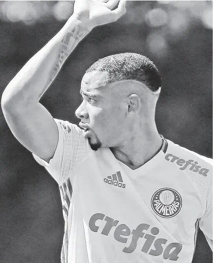  ?? Daniel Vorley/Agif ?? Com novo corte de cabelo e já com a barba novamente em seu tom natural, após tê-la descolorid­o, Jesus participa de treino do Palmeiras; camisa 33 será novidade no confronto diante do Fluminense, domingo