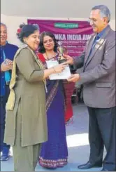  ??  ?? Ajay Kashyap (right), Director General (Prisons) awards a jail official at the Tinka Tinka India Awards, as Vartika Nanda looks on