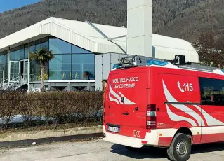  ?? (Foto il Dolomiti) ?? L’intervento I vigili del fuoco durante l’intervento nella piscina comunale di Levico