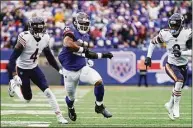  ?? Seth Wenig / Associated Press ?? Giants running back Saquon Barkley, center, runs the ball against the Bears during the second quarter on Sunday.