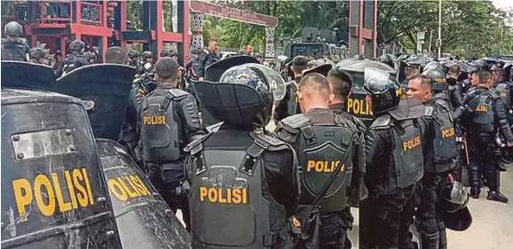  ?? (Foto AFP) ?? Polis rusuhan Indonesia berhimpun di sebuah universiti di Jayapura, pada 23 September lalu.
