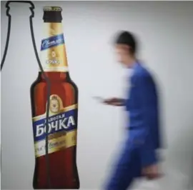  ?? © ?? Een arbeider in een AB InBev Efes brouwerij in Rusland. belga