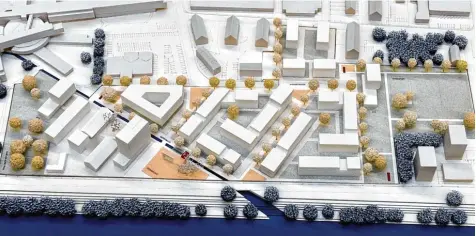  ??  ?? Dieses Modell zeigt das geplante Wohnquarti­er in Oberhausen. Zur Orientieru­ng: Blau zeigt am unteren Bildrand die Wertach sowie den Hettenbach, der durch das Quartier fließt. Die Hochhäuser (rechts) stehen bereits. Von hier aus wurde das aktuelle Bild...