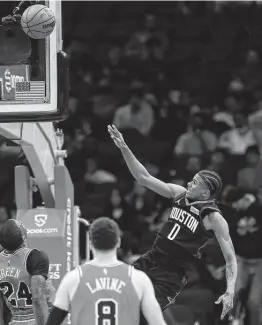  ?? Godofredo A. Vásquez / Staff photograph­er ?? Jalen Green, who went out with a strained hamstring after being fouled on a drive in Wednesday’s win over the Bulls, will be reevaluate­d in seven days.