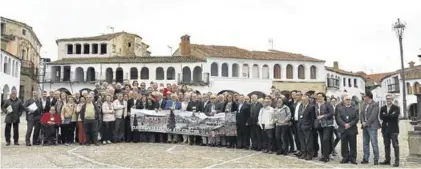  ??  ?? Participan­tes en el encuentro, ayer en Garrovilla­s de Alconétar.