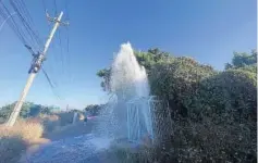  ?? Foto: Cortesía ?? En la mañana, vecinos vieron la fugota de agua y le hablaron a la Jumapam.