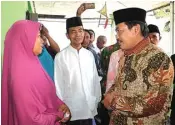  ?? MIFTAKHUL FS/JAWA POS ?? UNDANG SIMPATI: Wakil Bupati Sidoarjo Nur Ahmad Syaifuddin berbincang dengan Jayati, istri Nuchin, Selasa (15/5).