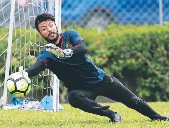  ?? FOTO NEPTALÍ ROMERO. ?? CONFIANZA. Roberto López contó que todo el plantel aurinegro le ha mostrado total apoyo debido a su poca experienci­a en estas instancias.