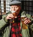  ?? Foto: Jacob King, dpa ?? Dieser Mann trinkt am Montag gleich zwei Bier bei der Wiedereröf­fnung eines Pubs in Birmingham.