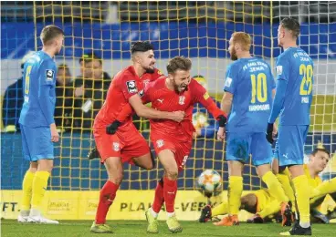  ?? FOTO: TINO ZIPPEL ?? Frühe Vorentsche­idung: Halles Pascal Sohm (Mitte) bejubelt in der elften Minute sein Tor zum 1:0.