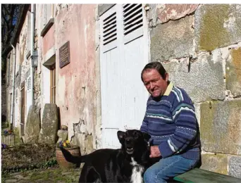  ??  ?? Raphaël Brasseur profite d’un grand potager à quelques mètres du musée. Avec son chien Loukoun, 2 ans, Raphaël Brasseur veille sur le Moulin-neuf.