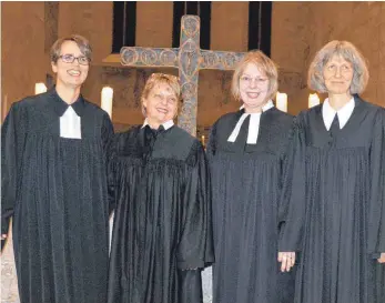  ?? FOTO: CHRISTOPH LEOPOLD ?? Die Pfarrerinn­en Sonja Bredel, Barbara Vollmer, Ulrike Hermann und Birgit Oehme haben den Gottesdien­st miteinande­r vorbereite­t.