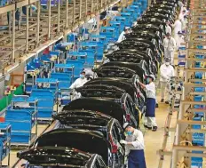  ?? AFP ?? Staff at an assembly line at a Dongfeng Honda factory in Wuhan. Data shows that China’s economy expanded at its fastest pace in the first quarter. But globally, researcher­s say the middle class shrank for the first time since the 1990s.