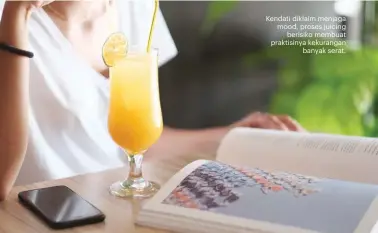  ??  ?? Kendati diklaim menjaga mood, proses juicing berisiko membuat praktisiny­a kekurangan banyak serat.