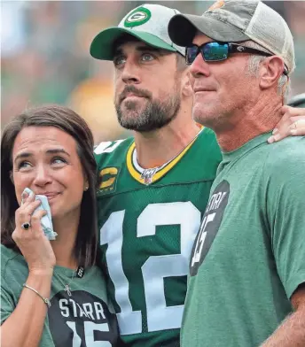  ?? JOSHUA CLARK / USA TODAY NETWORK-WIS. ?? Leigh Ann Nelson, Bart Starr's long-time executive assistant, Green Bay Packers quarterbac­k Aaron Rodgers and former Packers quarterbac­k Brett Favre watch a video tribute to Bart Starr on Sunday.