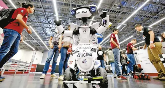  ?? ULISES RUIZ BASURTO/EFE ?? Un robot presentado en la cita tecnológic­a se pasea entre los pasillos.