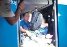  ??  ?? ILEGALES. En uno de los buses iban siete inmigrante­s de Honduras y Guatemala. Viajaban en la zona de maletas.