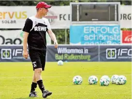  ??  ?? Peter Stöger hofft in Augsburg wieder auf ein Erfolgserl­ebnis