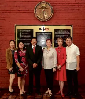  ??  ?? RIGHT : Canon Marketing Philippine­s Roseann Co, Corporate Communicat­ions Senior Supervisor, Kristine Adeline Dacanay, Marketing Communicat­ions Manager and Lim KoK Hin with Usec. Dina Ocampo and Marylindbe­rt’s Linda Legaspi and Albert Rosal